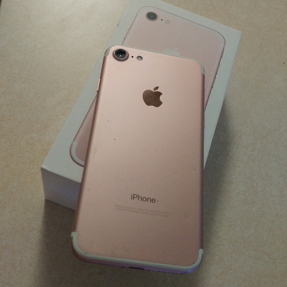 3 phones (2) IPHONE APPLE + 1LG